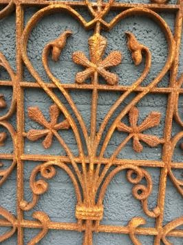 Grille de porte-fenêtre en fonte, ornement mural, belle pièce en fer forgé.